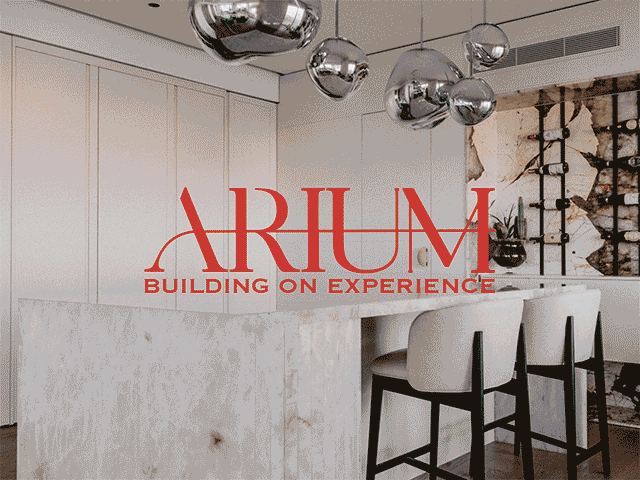Animazione del logo Arium sovrapposto ad una serie di interni di fascia alta, coerenti con il posizionamento premium del brand.