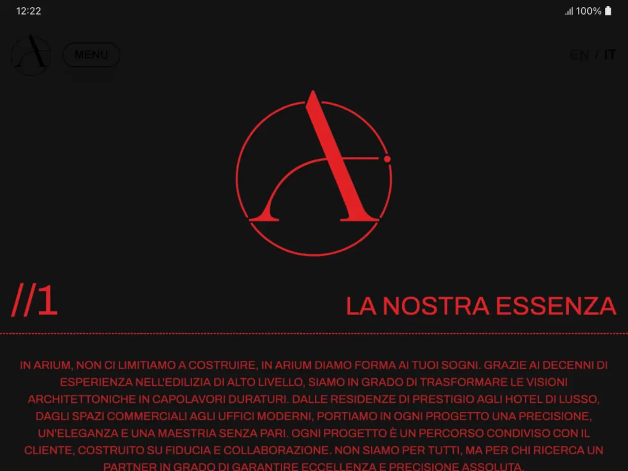 Prima sezione della homepage del nuovo sito Arium Edilizia, con monogramma del brand e introduzione al posizionamento nell’edilizia di alto livello.
