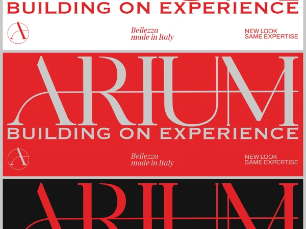 Sistema di identità visiva Arium con logo, monogramma, claim “Building on Experience” e varianti cromatiche rosso, bianco e nero.