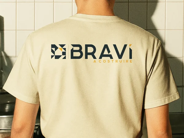 Mockup di abbigliamento personalizzato Bravi a Costruire con logo applicato su t-shirt, esempio di estensione della nuova identità visiva.