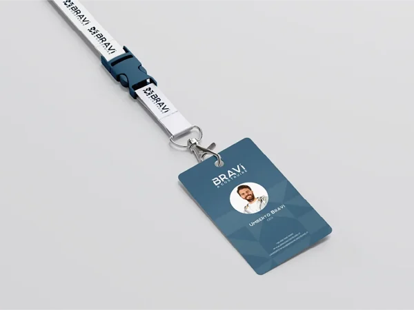 Badge aziendale Bravi a Costruire con lanyard personalizzato, esempio di applicazione della nuova identità visiva del brand.