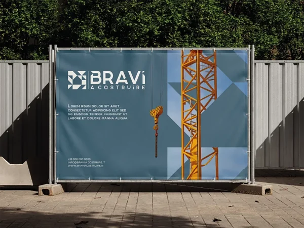 Applicazione della nuova identità Bravi a Costruire su recinzione di cantiere, con logo e visual dedicato al settore delle ristrutturazioni.