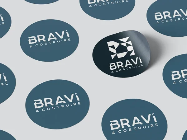 Applicazione del logo Bravi a Costruire su sticker circolari, parte del sistema coordinato sviluppato per la nuova identità del brand.