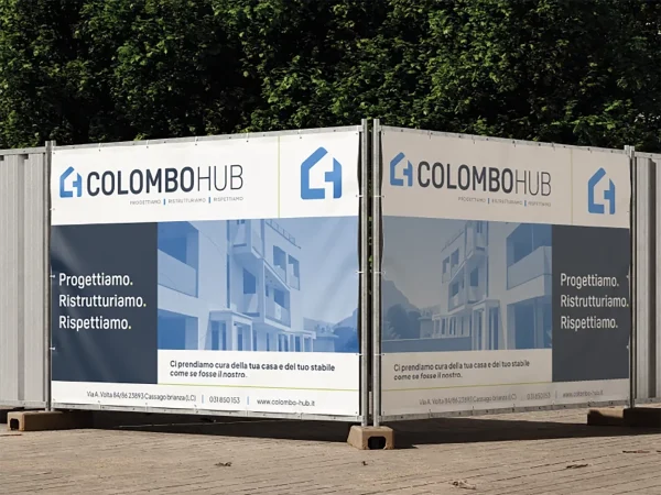 Applicazione della nuova identità visiva Colombo HUB sulle recinzioni di un cantiere, con logo e claim “Progettiamo, Ristrutturiamo, Rispettiamo”.