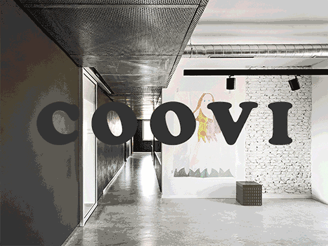 Animazione con il nome del brand Coovi reinterpretato attraverso diversi stili tipografici, su sfondo di uno spazio dal design contemporaneo.