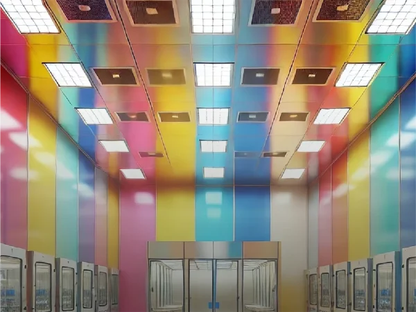 Interno di una cleanroom Nicomac con pannelli e soffitto colorati, esempio di progettazione degli ambienti a contaminazione controllata.